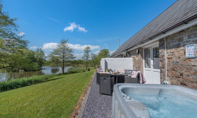 Pentrefelin Cottage | Experience Market Towns with Spa & Hot Tub Amenities