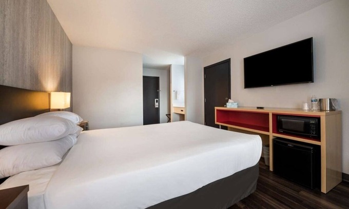 Ontario Hotel | Discover Four Rivers Cultural Center with Indoor Pool & Pets
