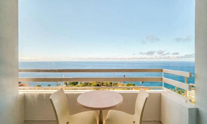 Sao Martinho Hotel | Relax at Funchal's Marina with Pool, Spa & Ocean Views