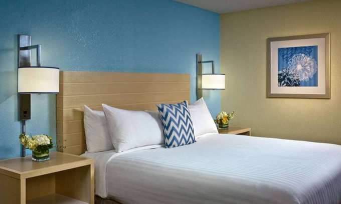 Houston House | Explore More of Houston! Fully-Equipped Kitchen, Pool, Near Baybrook Mall