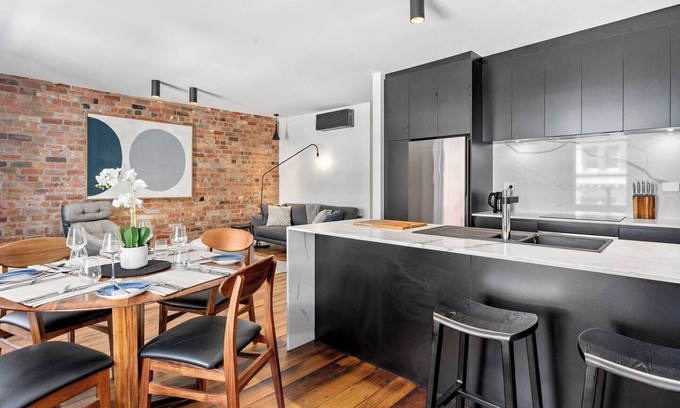 Hobart Central Business District Apartment | Discover Saddlers House: City View & Cafe Lifestyle Stay