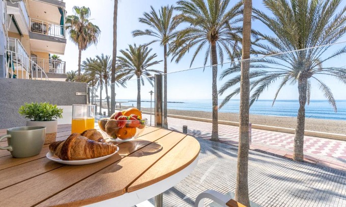 Almeria Apartment | Oceanfront Family Retreat at Apartaments Paseo Marítimo