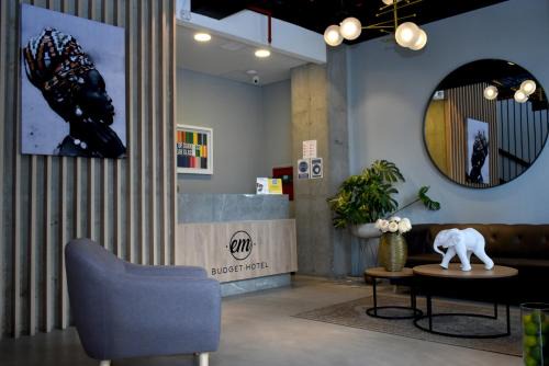 Quinta Paredes Hotel | Budget-Friendly Stay at EM Hotel Corferias - Pet Friendly!
