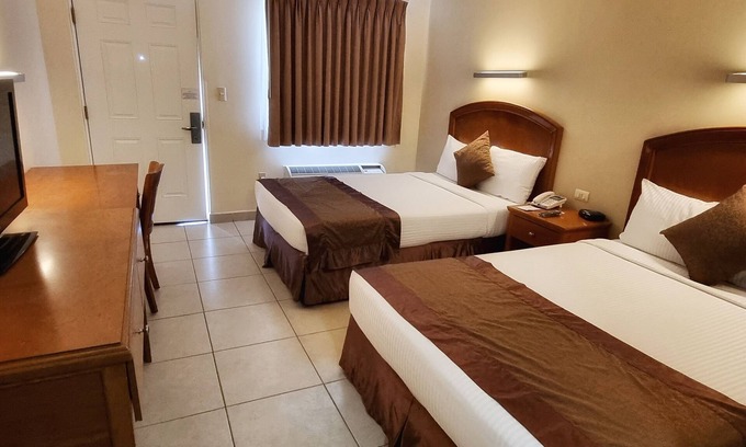 Monclova Hotel | Relax at Express by Las Misiones: Pool, Spa & Dining