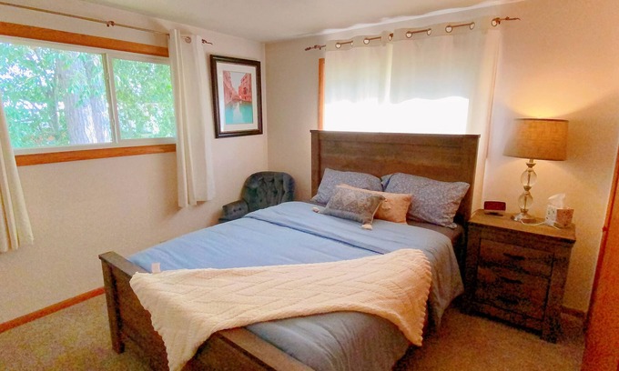 Stevens Point House | Highly Rated Express Gateway in Stevens Point with Backyard