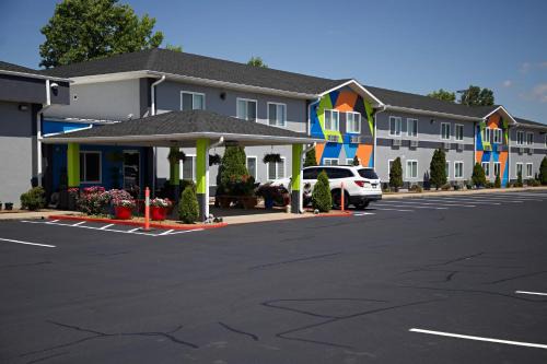 Parsons Hotel | Pet-Friendly Express Inn Parsons with Oceanfront Pool