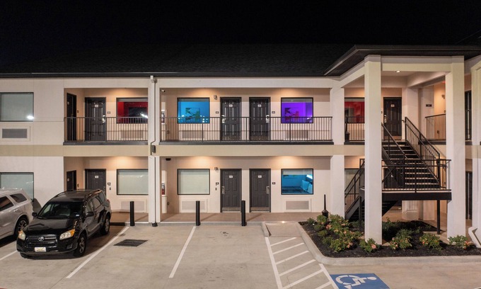 Woodlake - Briar Meadow Hotel | Inviting Express INN & Suites: Spa, Breakfast & Family Friendly