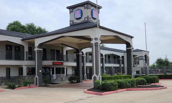 Tomball Hotel | Budget-Friendly Express Inn Tomball with Pool & Ocean View