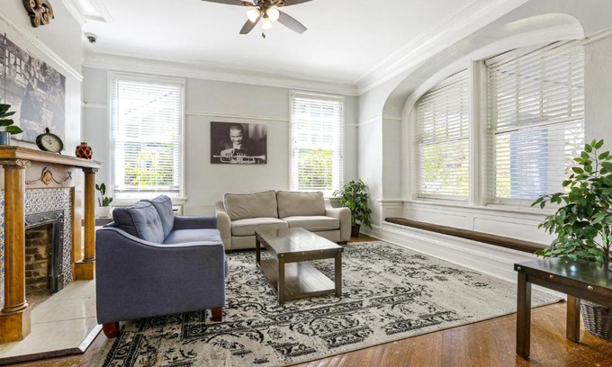 Mid-City Apartment | Conveniently Located Express Studios Near City Attractions