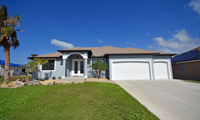 Pine Valley House | Inviting 4-Bedroom Home with Canal Views in Rotonda West