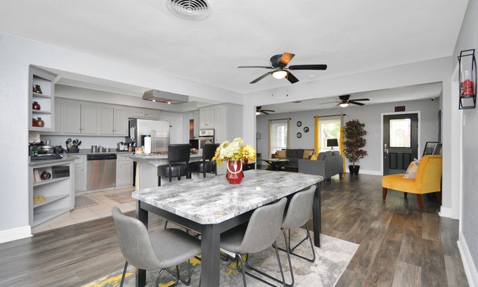 Shoreacres House | Ideal 5BR Retreat Near Yacht Club | Family-Friendly Amenities