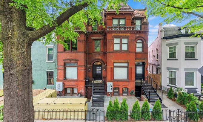 Shaw Apartment | Elegant Townhome Mansion with Top Amenities in Logan Circle