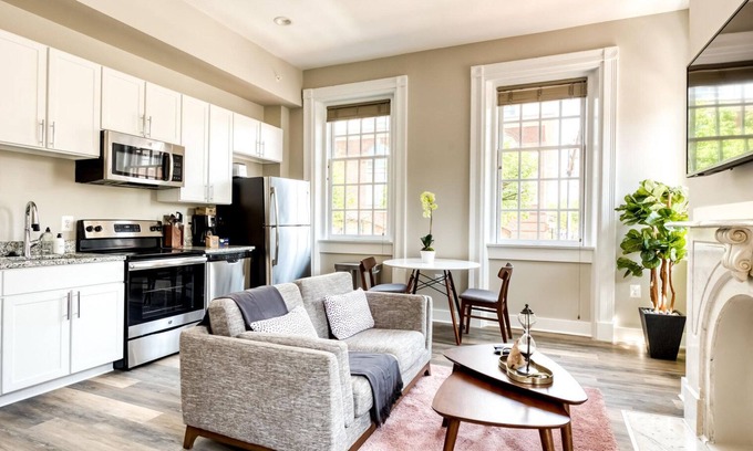 Jefferson Manor Apartment | Modern Alexandria West 1BR with Kitchen & Pet-Friendly Stay