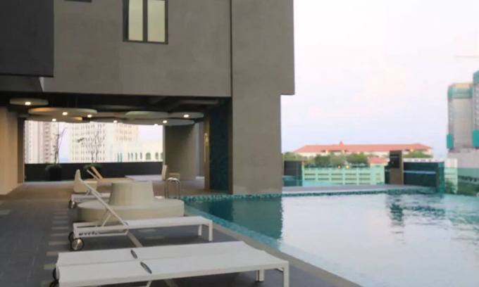 Seri Tanjung Pinang Condo | Elegant Condo with Bathtub, Pool & Spa Amenities