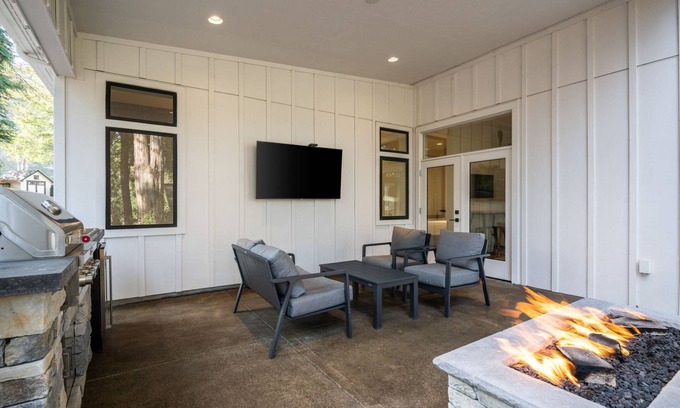 Stafford - Tualatin Valley House | Enchanting Retreat with Patio, Pet-Friendly & Dock Access