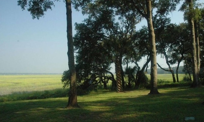 Beaufort House | Beautiful Views and Pet-Friendly Stays by the River