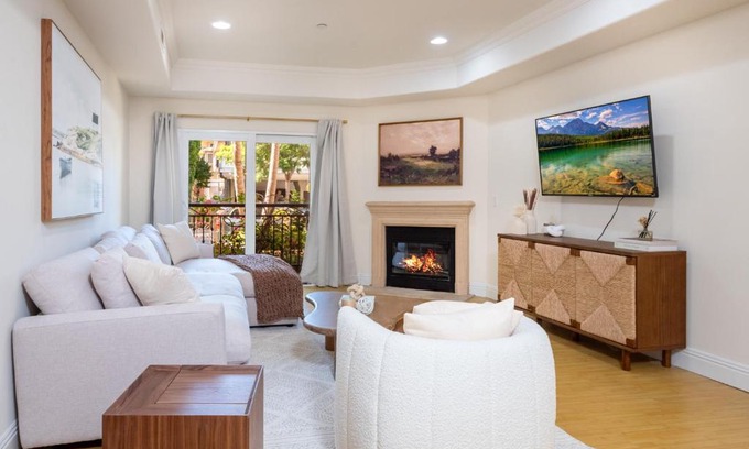 West Los Angeles Apartment | Modern 2BR Apartment in Prime Location - Guest Rated 10/10