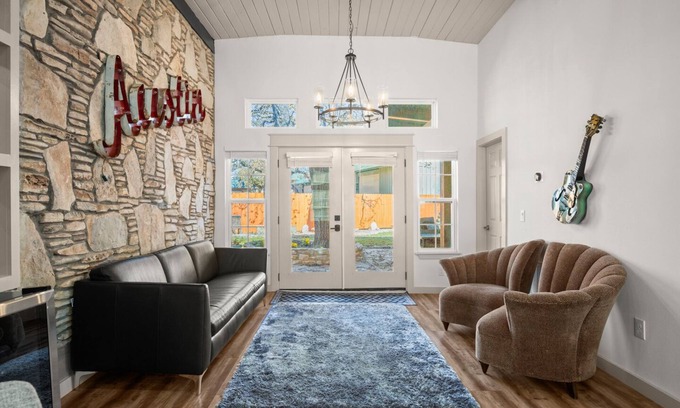 Lakeland Park House | Exquisite modern retreat 2 blocks from Lake Austin & Nature