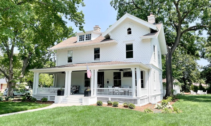 Oconomowoc House | Elegant Historic Lake Country Home - Maison La Belle