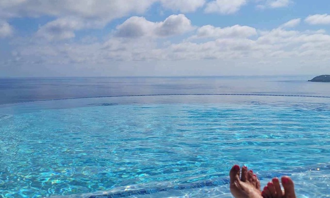 Estate Bakkero Apartment | Elegant Oceanview Studio Villa with Infinity Pool & Beach Access