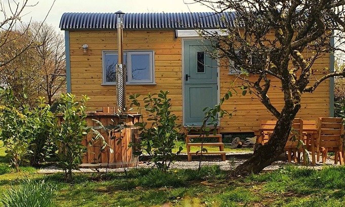 St Teath Cabin | Inviting Shepherd's HUT with Hot Tub Near Moor and Sea