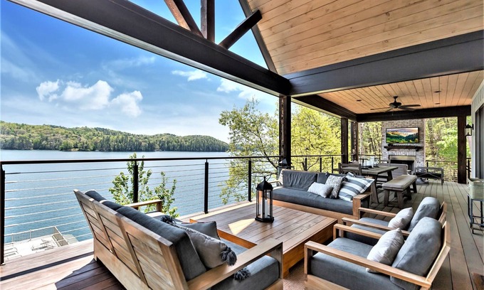 Turtlehead House | Exceptional Turtlehead Retreat with Lake Views & Breakfast