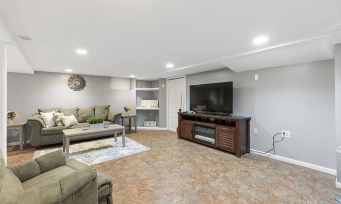 Country Club Hills House | Comfortable Extended Stay with Pool & Breakfast in Country Club Hills
