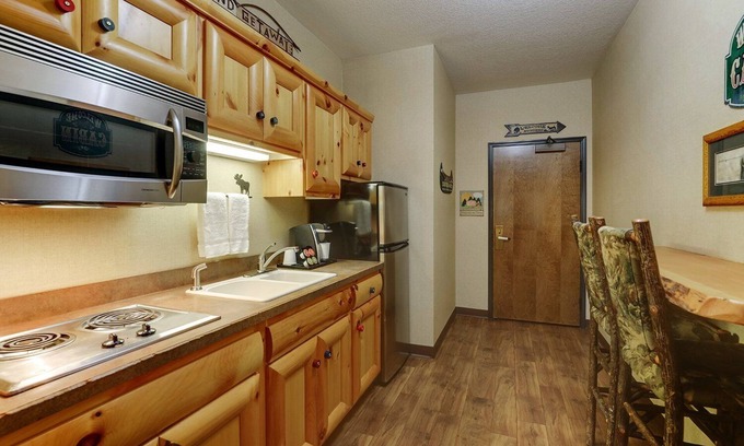 Johnston Hotel | Cozy Stoney Creek Johnston Suite with Free Hot Breakfast