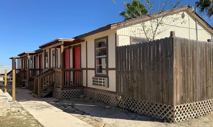 Carrizo Springs Hotel | Convenient Extended Stay in Carrizo Springs with Breakfast