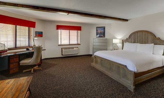 Peoria Hotel | Cozy Cottages with Kitchen & Lake Views for Extended Stays