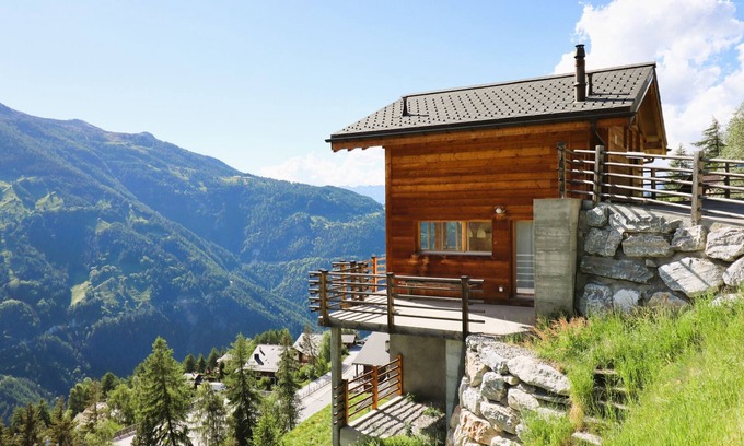 St. Luc Ski Chalet | Charming Chalet with Scenic Views and Family-Friendly Amenities