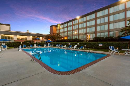 Exton Hotel | Comfortable Exton Hotel with Pool and Breakfast Included