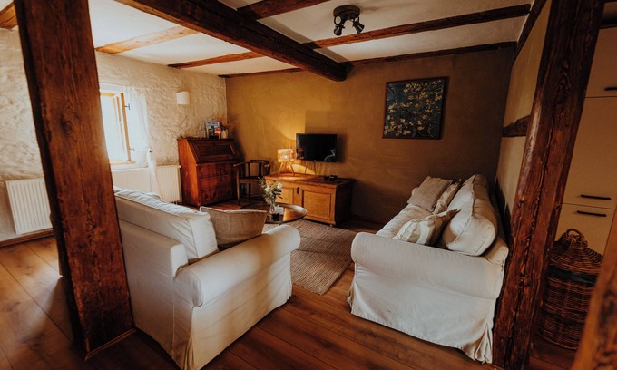 Oppurg Condo | Secluded Manor Rooms from the 16th Century with Lake View