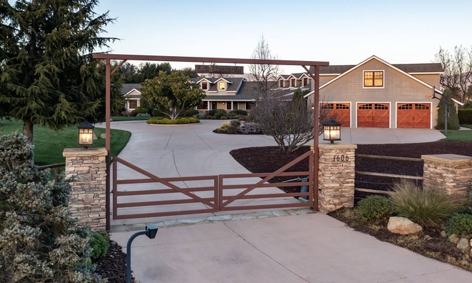 Santa Ynez House | Elegant Wine Country Getaway in Santa Ynez / Los Olivos