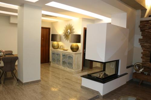 Kolokinthou Apartment | Discover Exzellent ApartAthens: Spacious 4-Star Retreat