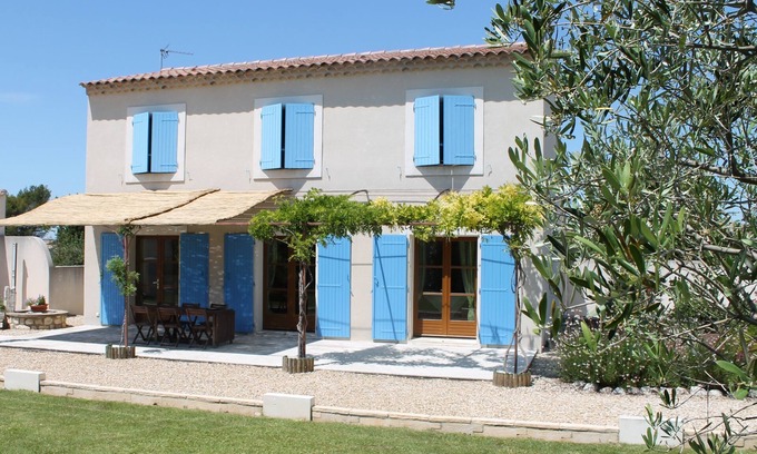Verquieres House | Guest Rated 10/10: Eyragues Villa with Private Pool & Ocean View