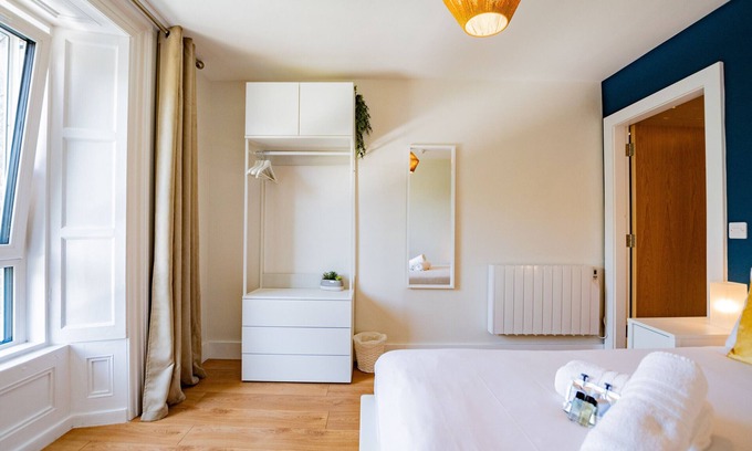 Galway City Centre Apartment | Elegant Eyre Square Views: Executive Apartment for Two