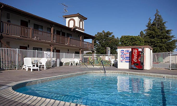 Newark Hotel | Pet-Friendly EZ 8 Motel Newark with Pool and Hot Tub