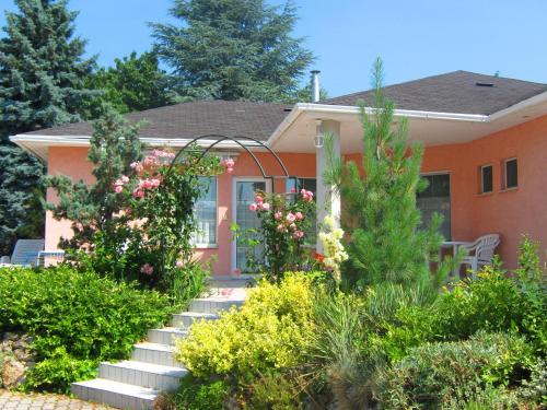 Vonyarcvashegy Apartment | Fészek Apartmanház: Family-Friendly with Oceanfront Views
