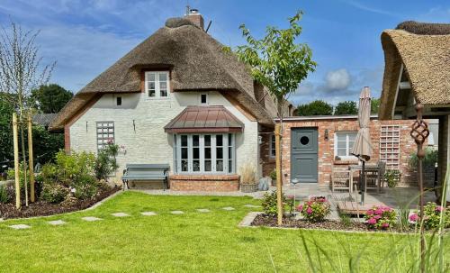 Alkersum House | Discover FöhrLiebt Reetdachhaus: Pet-Friendly Retreat
