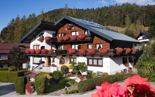 Seefeld in Tirol Apartment | Pet-Friendly Försterhäusl: 4-Star Hotel with High Guest Ratings