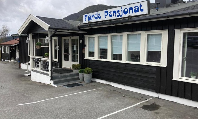 Forde Bed & Breakfast | Discover Comfort at Førde Pensjonat with Pet-Friendly Amenities