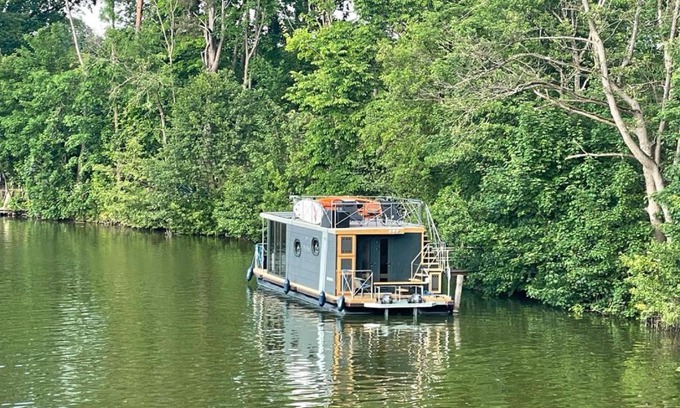 Muritz Boat Rental | Ultimate Mobile Houseboat: Pet-Friendly with Ocean Views