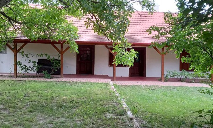 Fule Apartment | Fülei Vendégház: Pet-Friendly Retreat with Breakfast Included