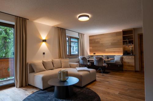 Lech am Arlberg Apartment | Exquisite Fürmesli Appartements with Fireplace & Hot Tub