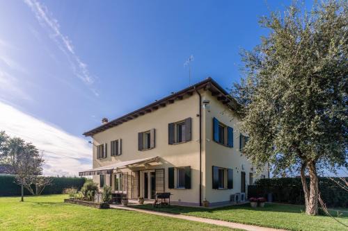 Malalbergo Villa | Cozy F Tale Country House: Family & Pet-Friendly Retreat