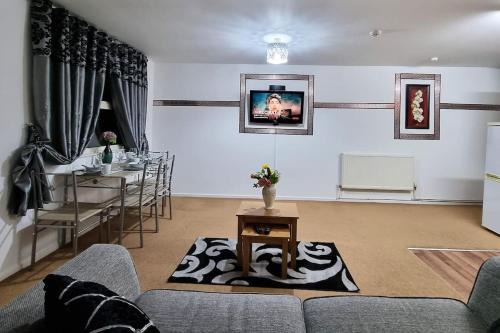 Leeds Apartment | Relax and Unwind at F1 5GH: Free Parking & Fast WiFi