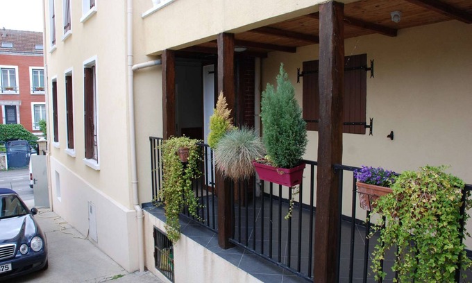 Rosny-sous-Bois Apartment | Cozy F2 Apartment with Kitchen in Rosny sous Bois