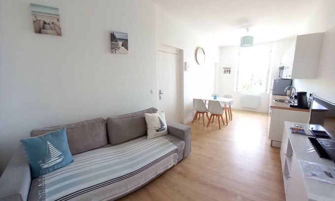 Saint-Palais-sur-Mer Apartment | Oceanfront Retreat at St Palais/Mer with Breakfast Included