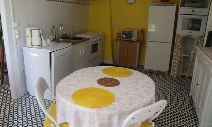 Badonviller House | Comfortable F2 Accommodation with Essential Kitchen Amenities